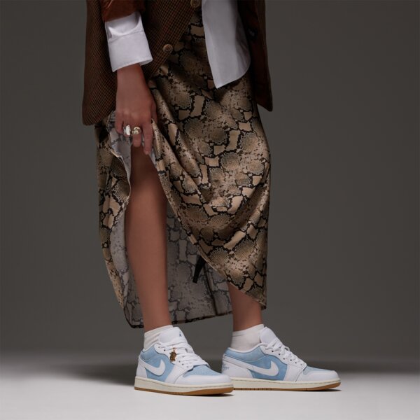 Дамски маратонки WMNS AIR JORDAN 1 LOW SE  hq2004-400 цвят бял