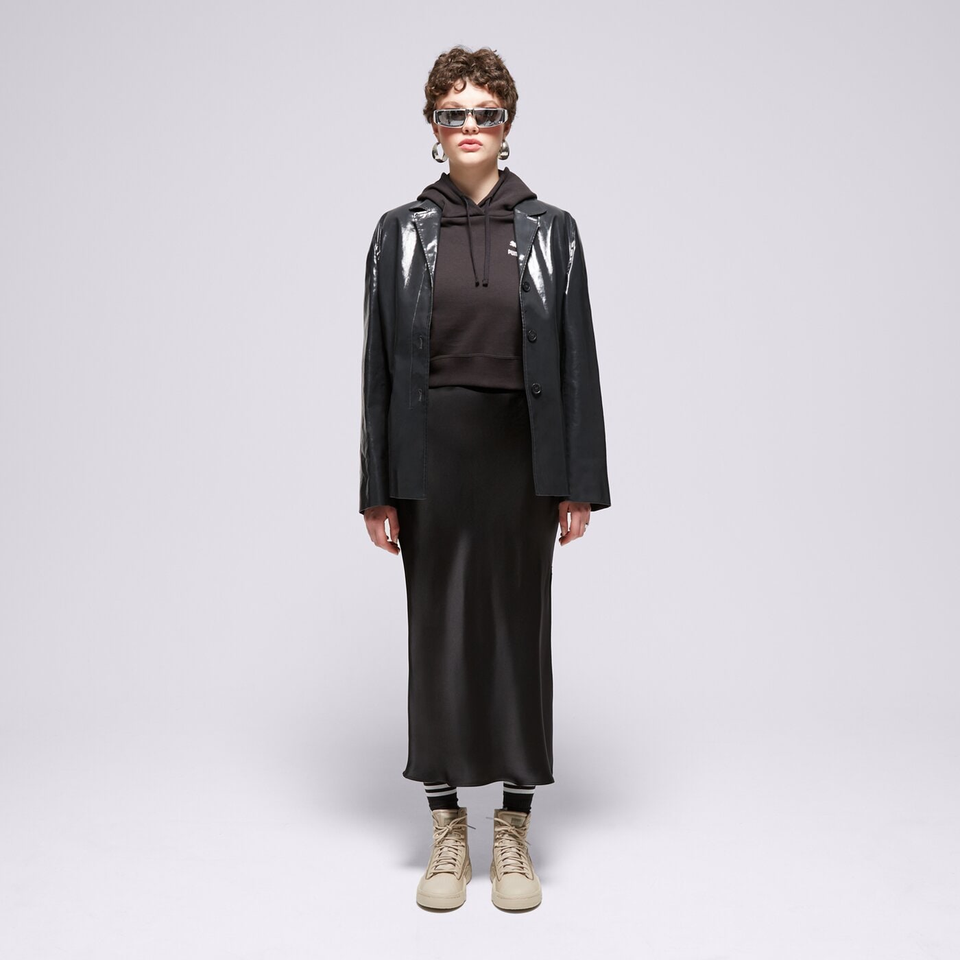 Дамски суичър PUMA СУИТЧЪР С КАЧУЛКА BETTER CLASSICS CROPPED 62422901 цвят черен