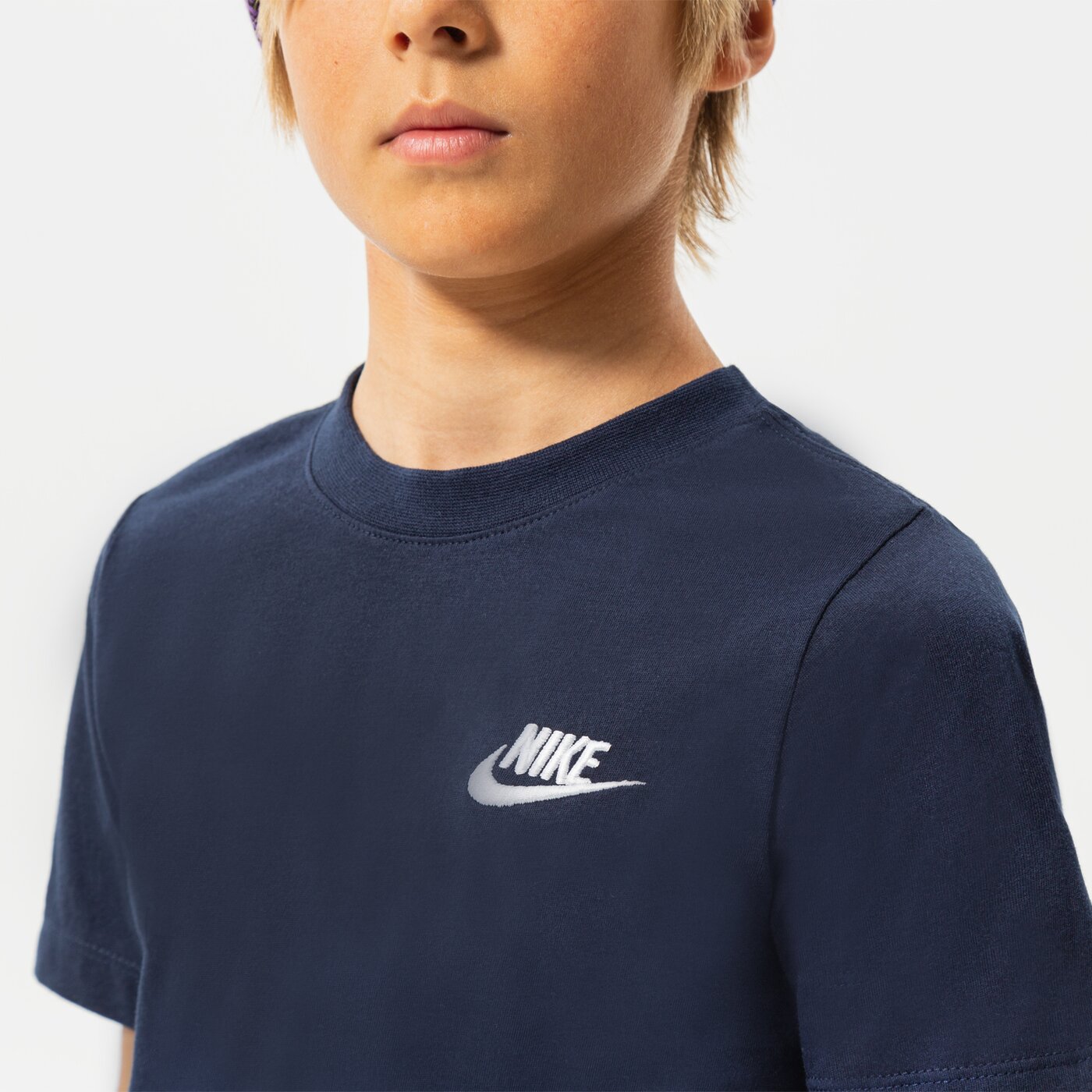 Детска тениска NIKE SMALL LOGO ТЕНИСКА JUNIOR BOY ar5254-451 цвят тъмносин