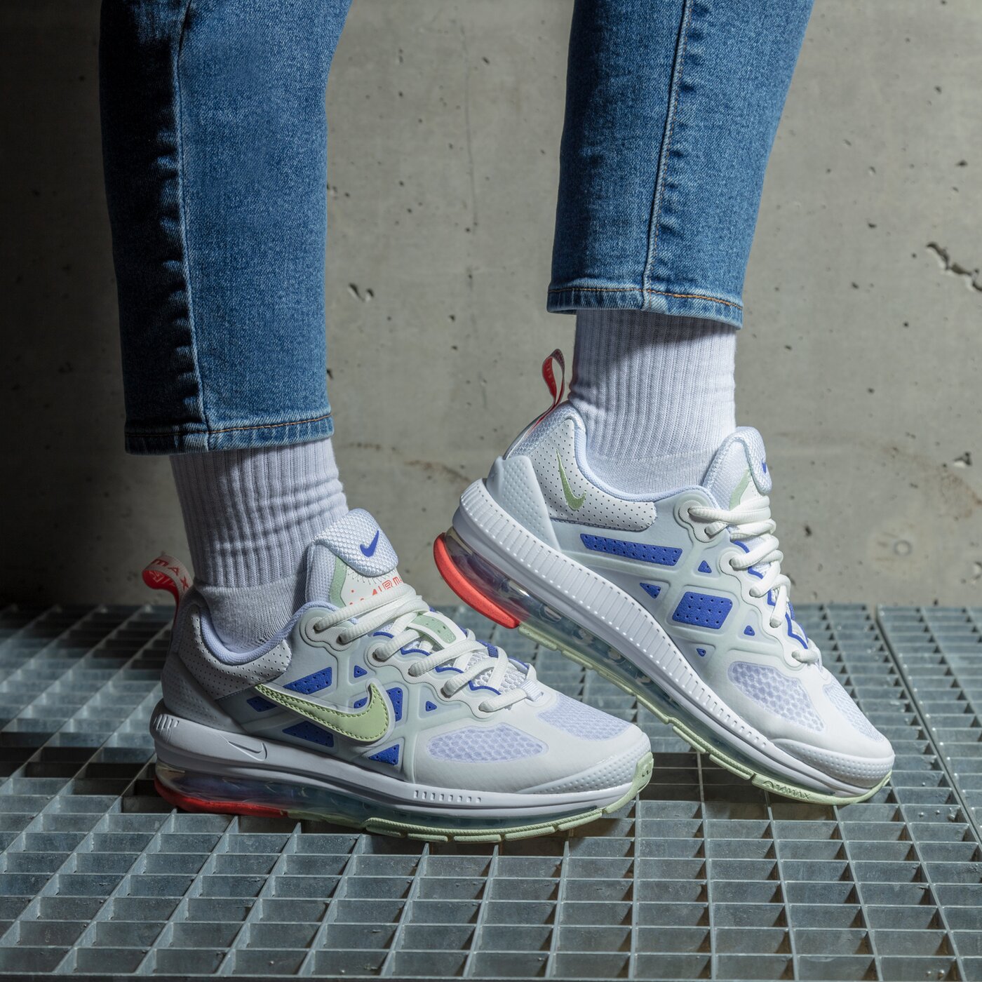 Дамски маратонки NIKE AIR MAX GENOME dc4057-101 цвят бял