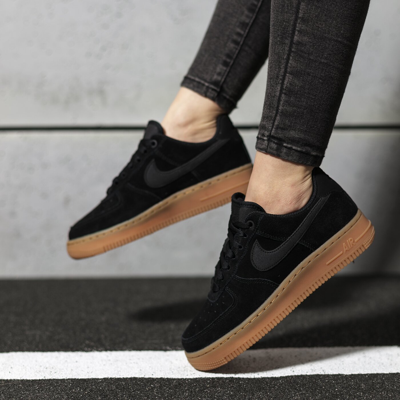 Дамски маратонки NIKE WMNS AIR FORCE 1 '07 SE aa0287-002 цвят черен