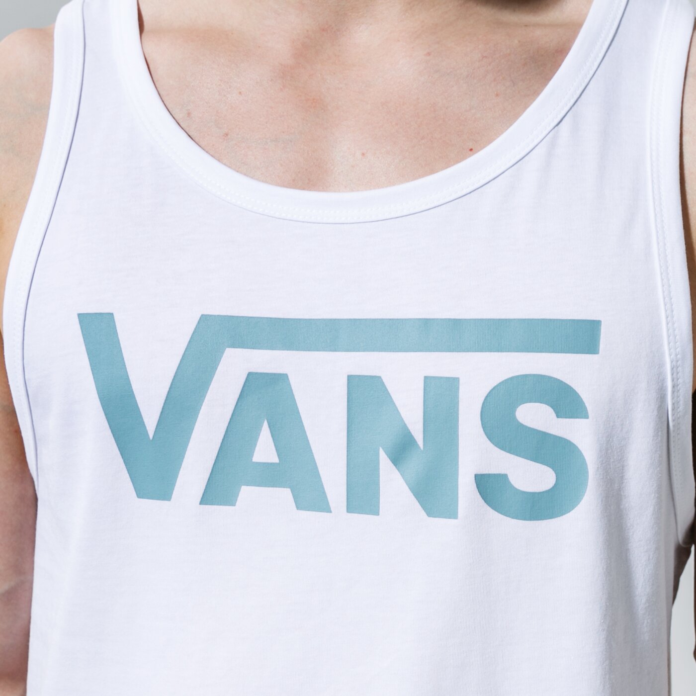 Мъжка тениска VANS ПОТНИК VANS CLASSIC ПОТНИК vn000y8vzdf1 цвят бял