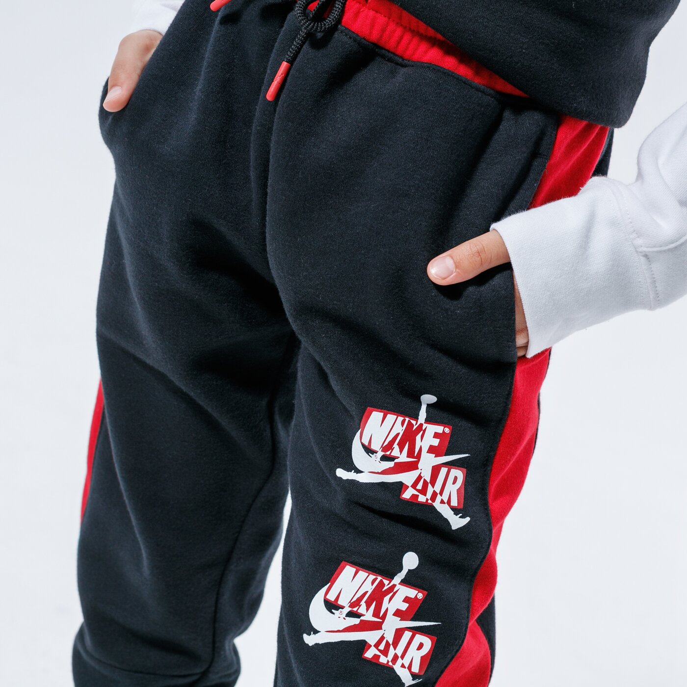 Детски панталони JORDAN ПАНТАЛОНИ JUMPMAN CLASSICS III FLEECE PANT 957529-023 цвят черен