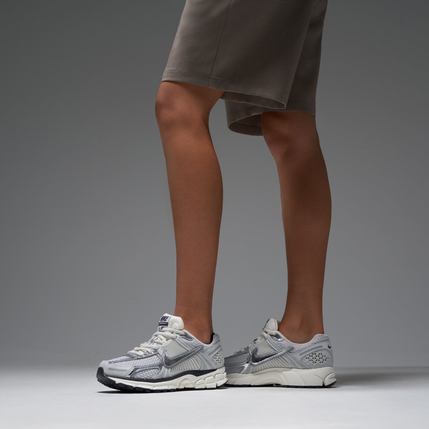 Дамски маратонки NIKE W ZOOM VOMERO 5 NA fd0884-025 цвят сив