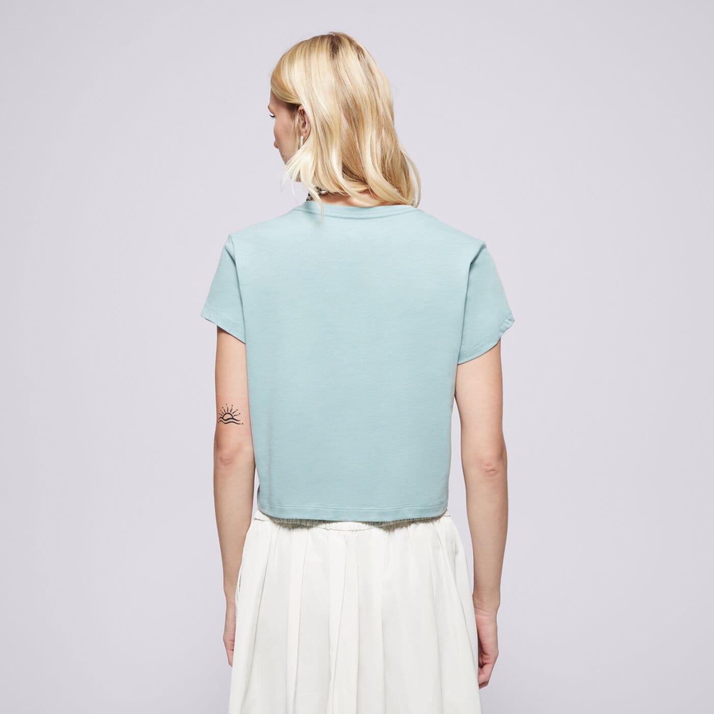 Дамска тениска NIKE ТЕНИСКА W NSW CLUB SS TEE HBR MD hv5002-017 цвят зелен