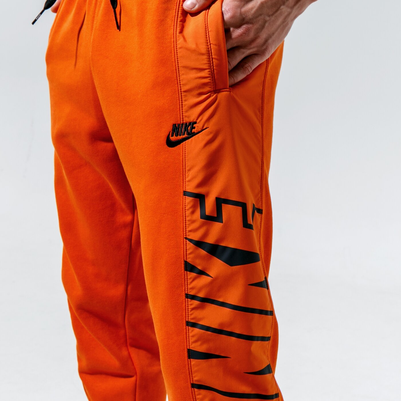 Мъжка тениска NIKE ТЕНИСКА M NSW TEE WORLD TOUR 2 da0989-010 цвят черен