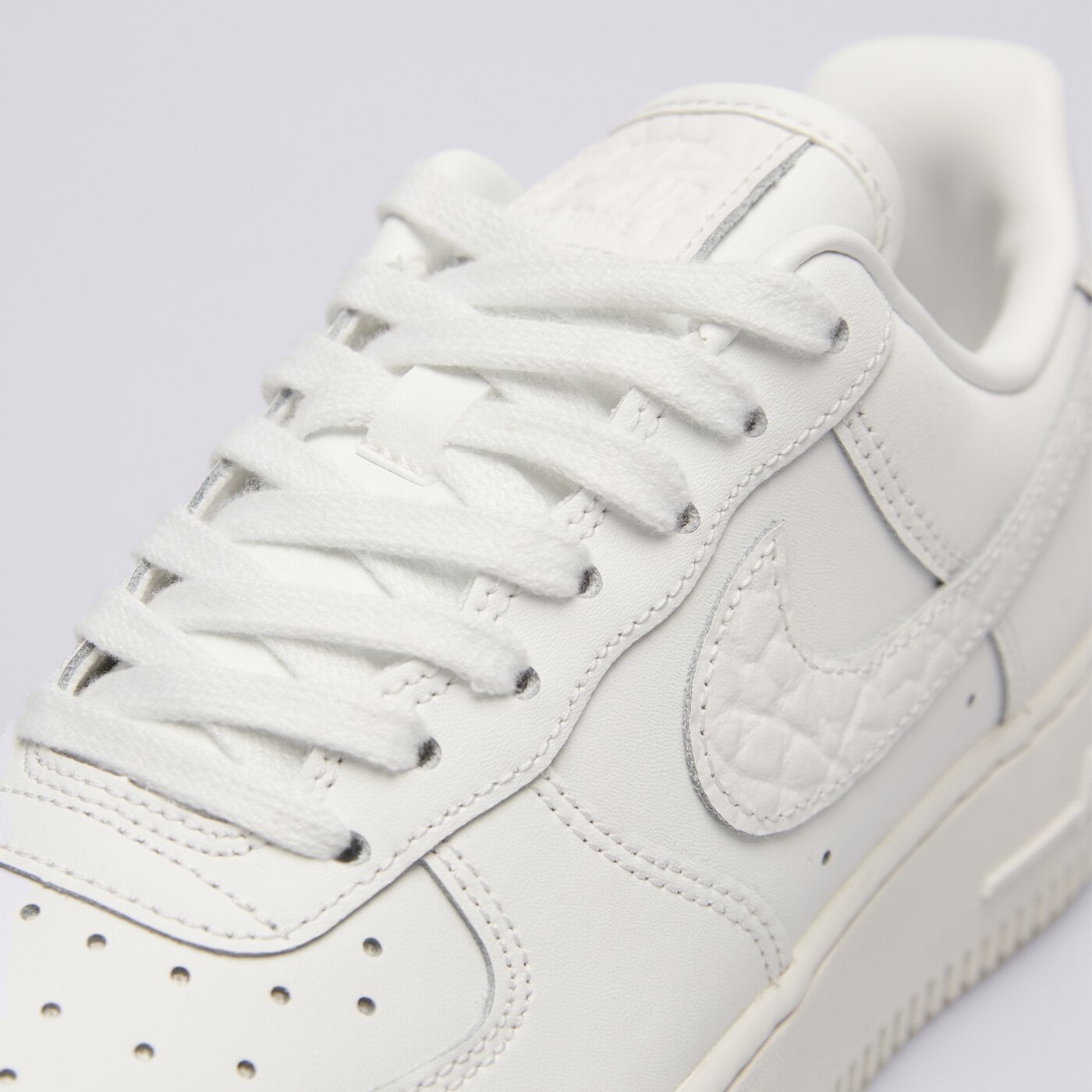 Дамски маратонки NIKE W AIR FORCE 1 '07 LO NJ im6485-121 цвят бежов