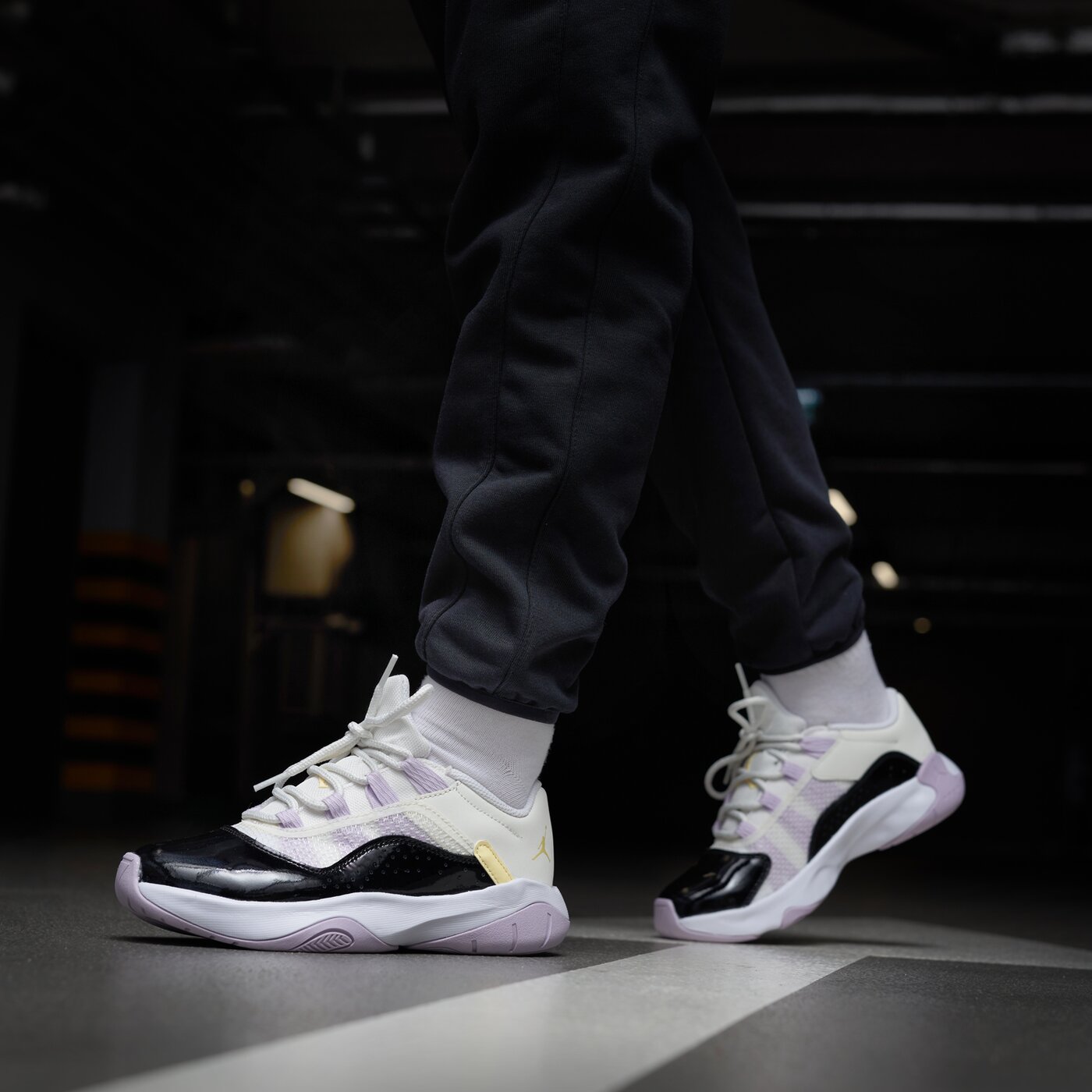 Детски маратонки AIR JORDAN 11 CMFT LOW GS dv3477-100 цвят бял