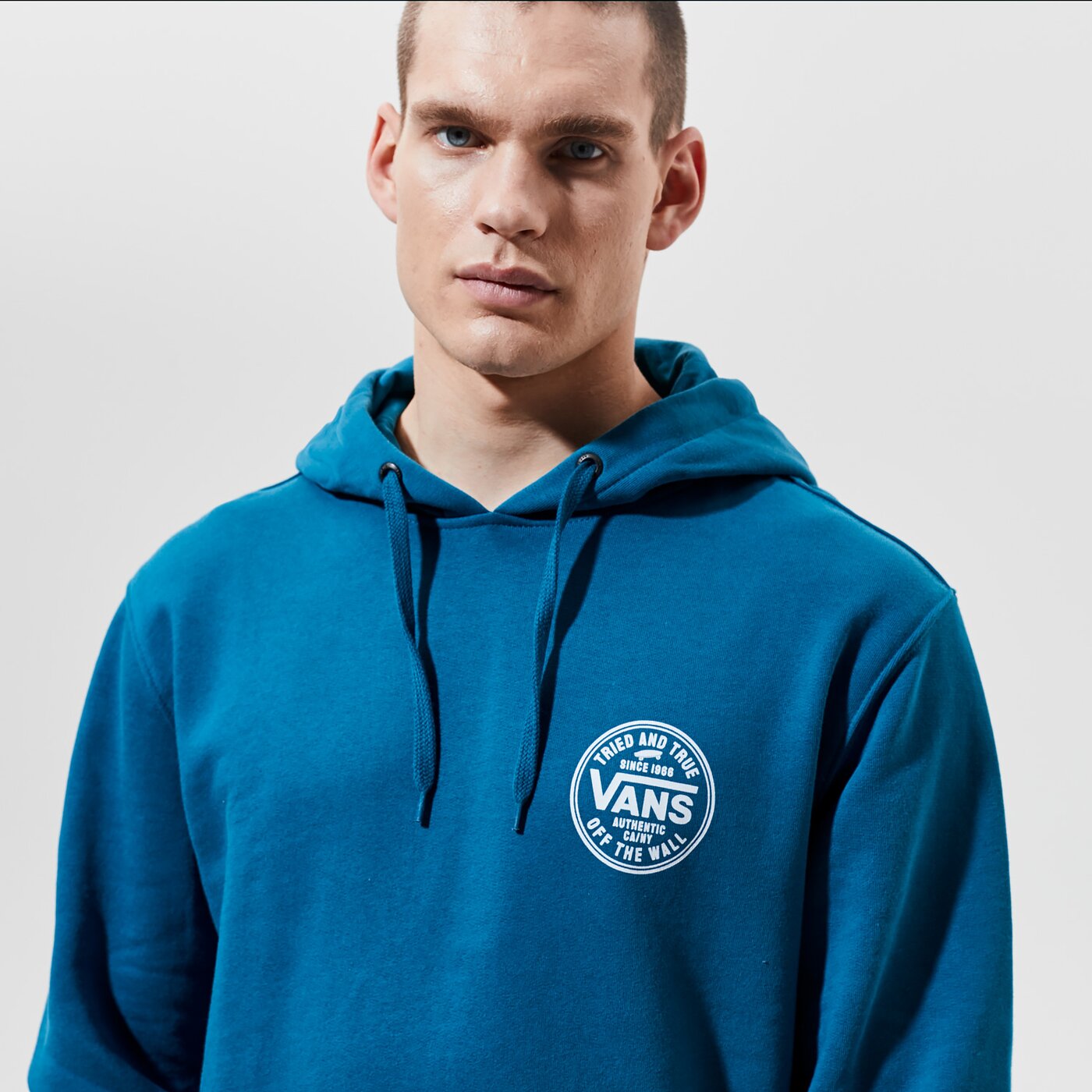 Мъжки суичър VANS СУИТЧЪР С КАЧУЛКА TRIED AND TRUE PO MOROCCAN BLUE vn0a54az1qq1 цвят син