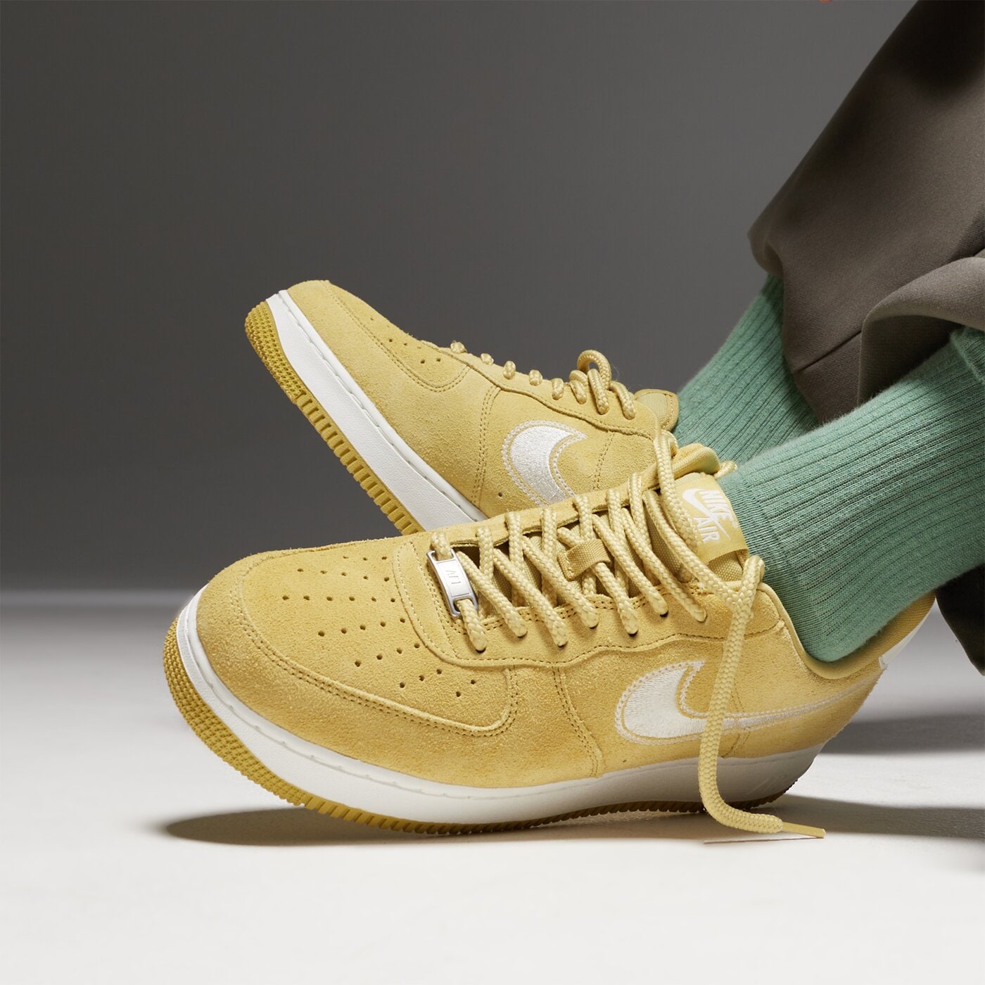 Мъжки маратонки NIKE AIR FORCE 1 '07 LV8 hj4465-700 цвят бежов