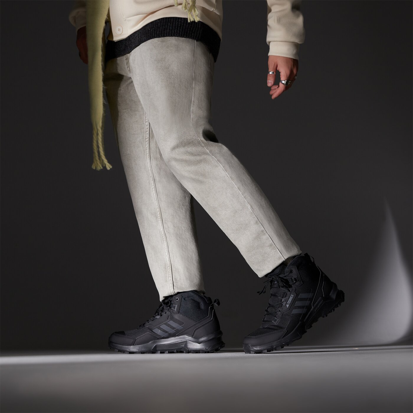 Мъжки зимни обувки ADIDAS TERREX AX4 MID GTX hp7401 цвят черен