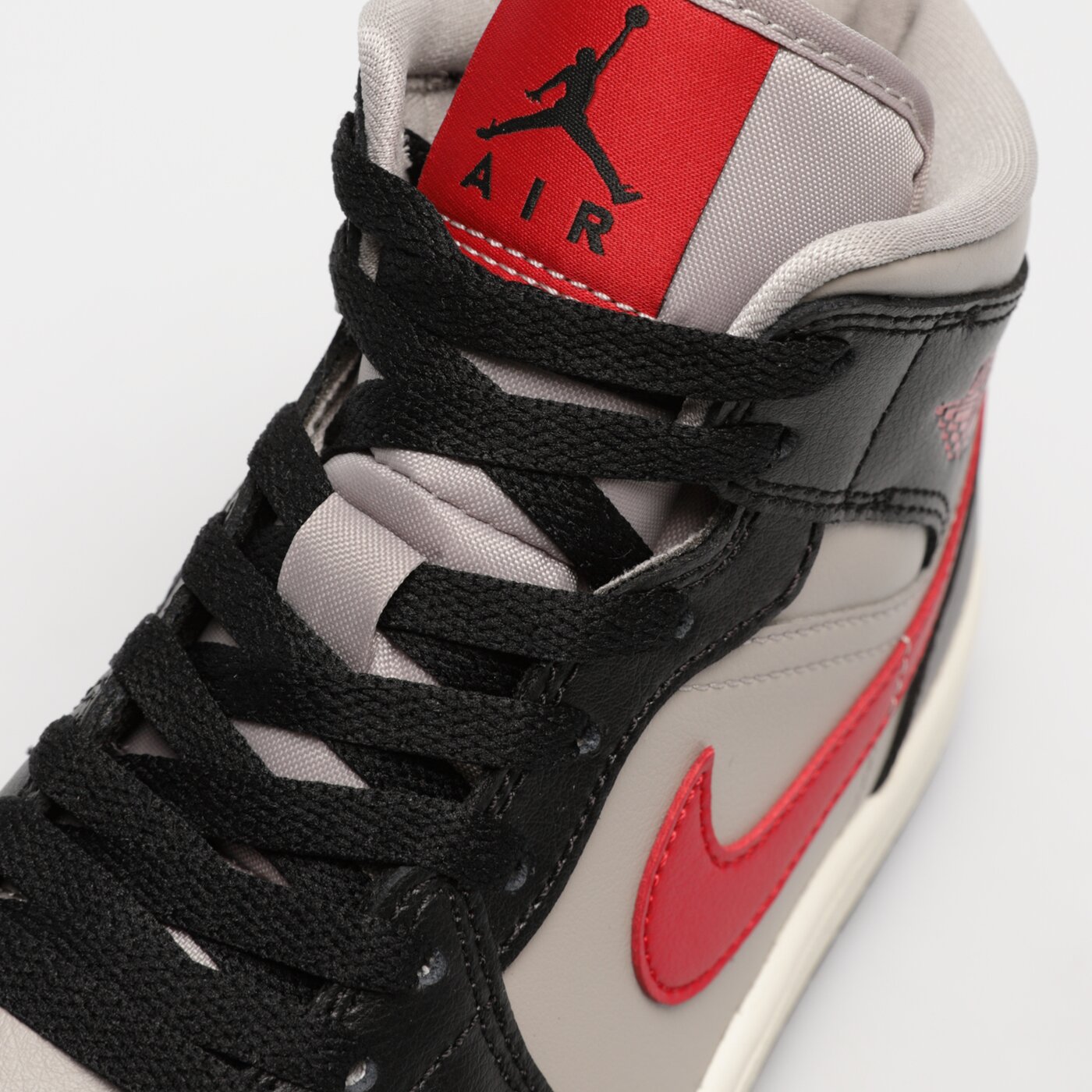 Дамски маратонки WMNS AIR JORDAN 1 MID bq6472-060 цвят сив