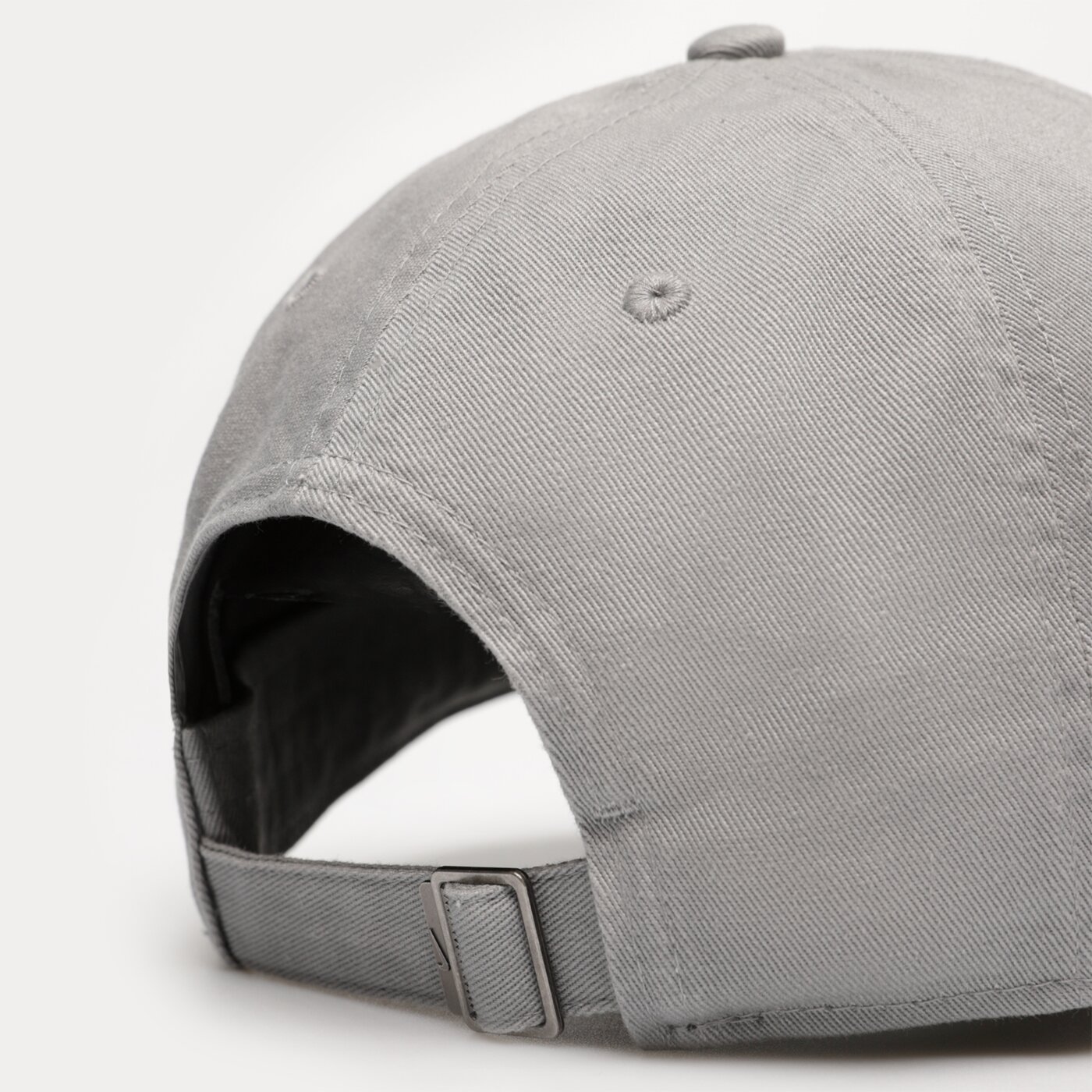 Дамска шапка с козирка NIKE ШАПКА SPORTSWEAR HERITAGE86 FUTURA WASHED 913011-073 цвят сив