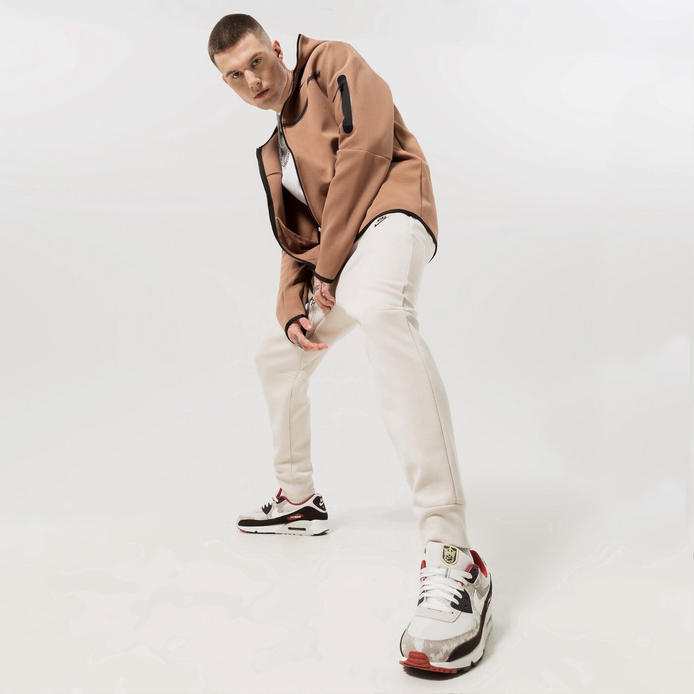 Мъжки суичър NIKE СУИТЧЪР С КАЧУЛКА SPORTSWEAR TECH FLEECE dv0537-256 цвят кафяв