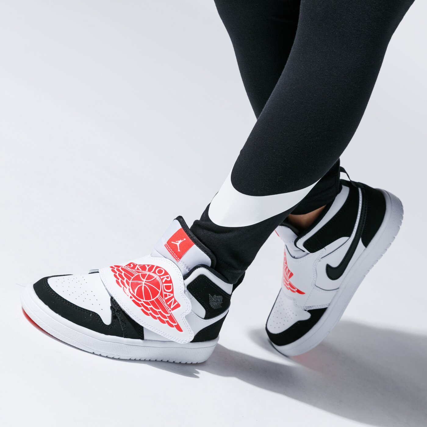 Детски панталони NIKE КЛИН SPORTSWEAR GIRL ar4076-010 цвят черен