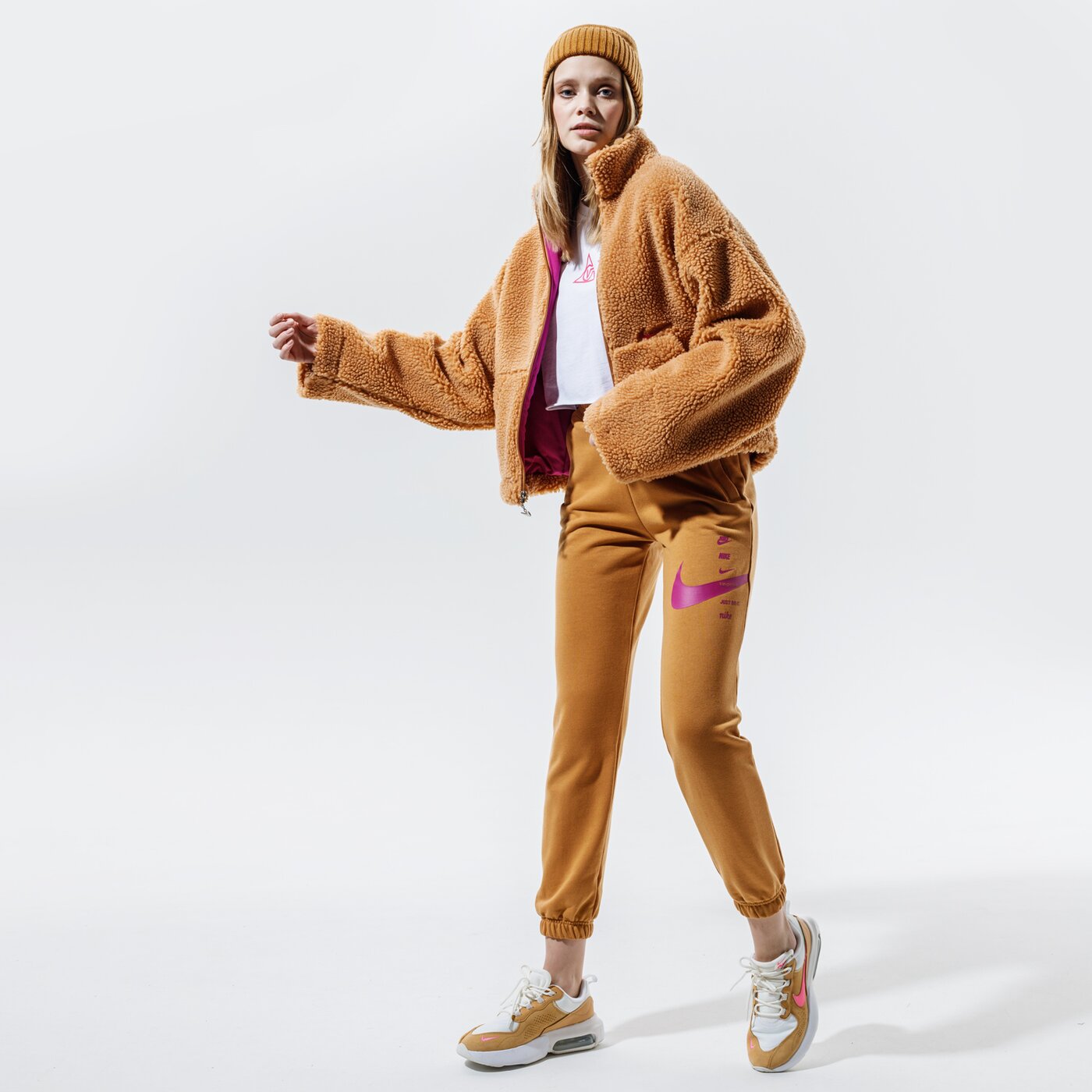 Дамски панталони NIKE ПАНТАЛОНИ SPORTSWEAR SWOOSH cu5631-201 цвят бежов