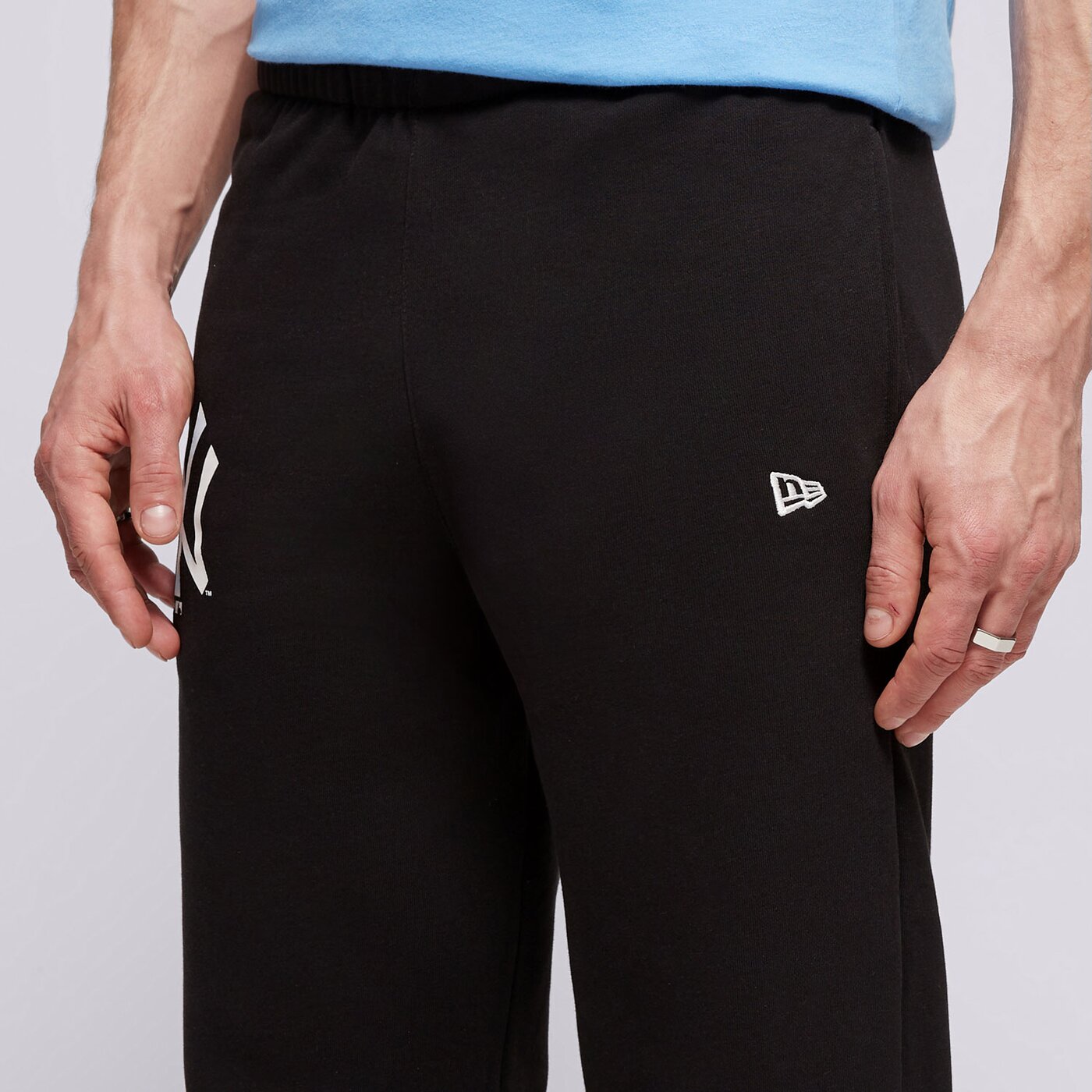 Мъжки панталони NEW ERA ПАНТАЛОНИ MLB ESS JOGGER nyy NEW YORK YANKEES 60416726 цвят черен