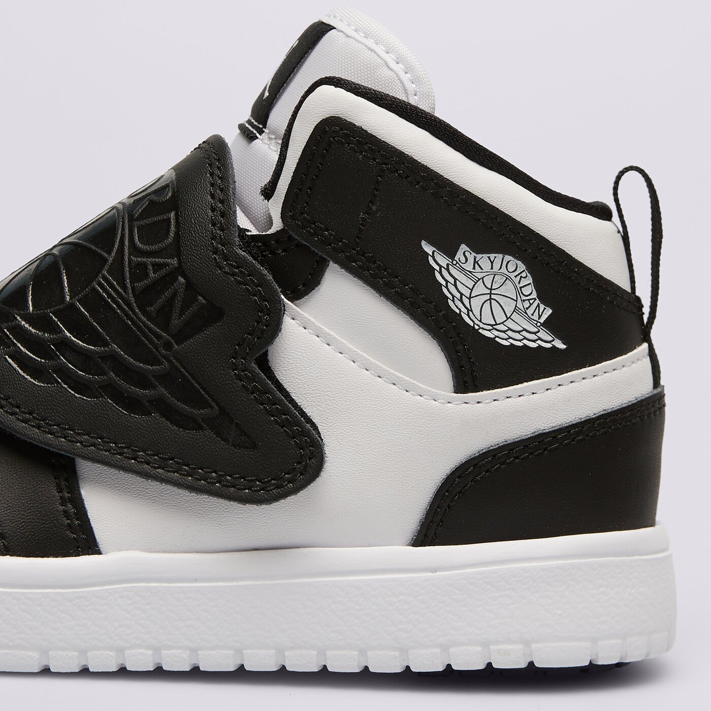 Детски маратонки SKY JORDAN  bq7197-010 цвят бял