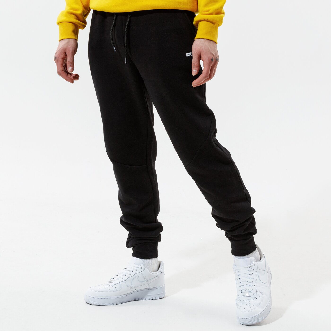 Мъжки панталони CONFRONT ПАНТАЛОНИ ESSENTIAL PANTS BLACK  cf121spm21001 цвят черен