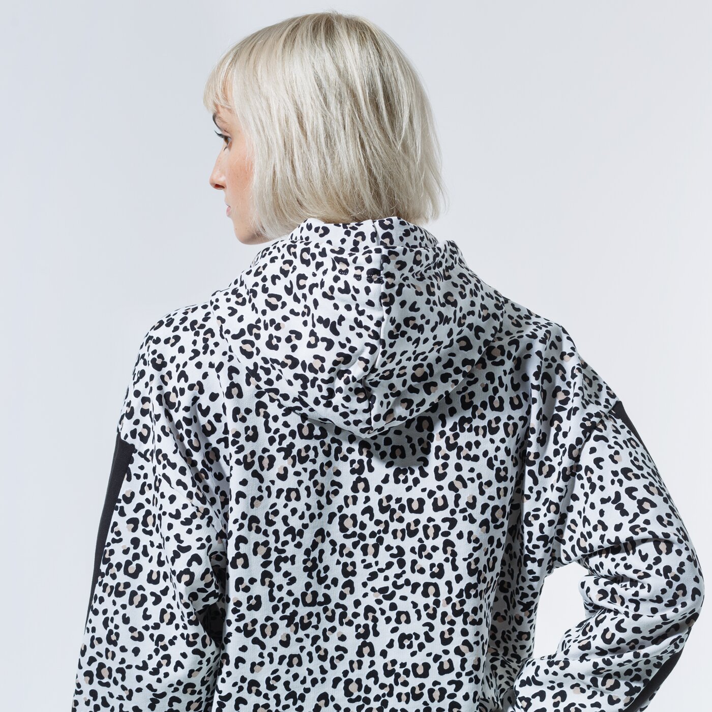 Дамски суичър PUMA СУИТЧЪР С КАЧУЛКА CLASSICS CROPPED HOODY AOP 59874999 цвят черен