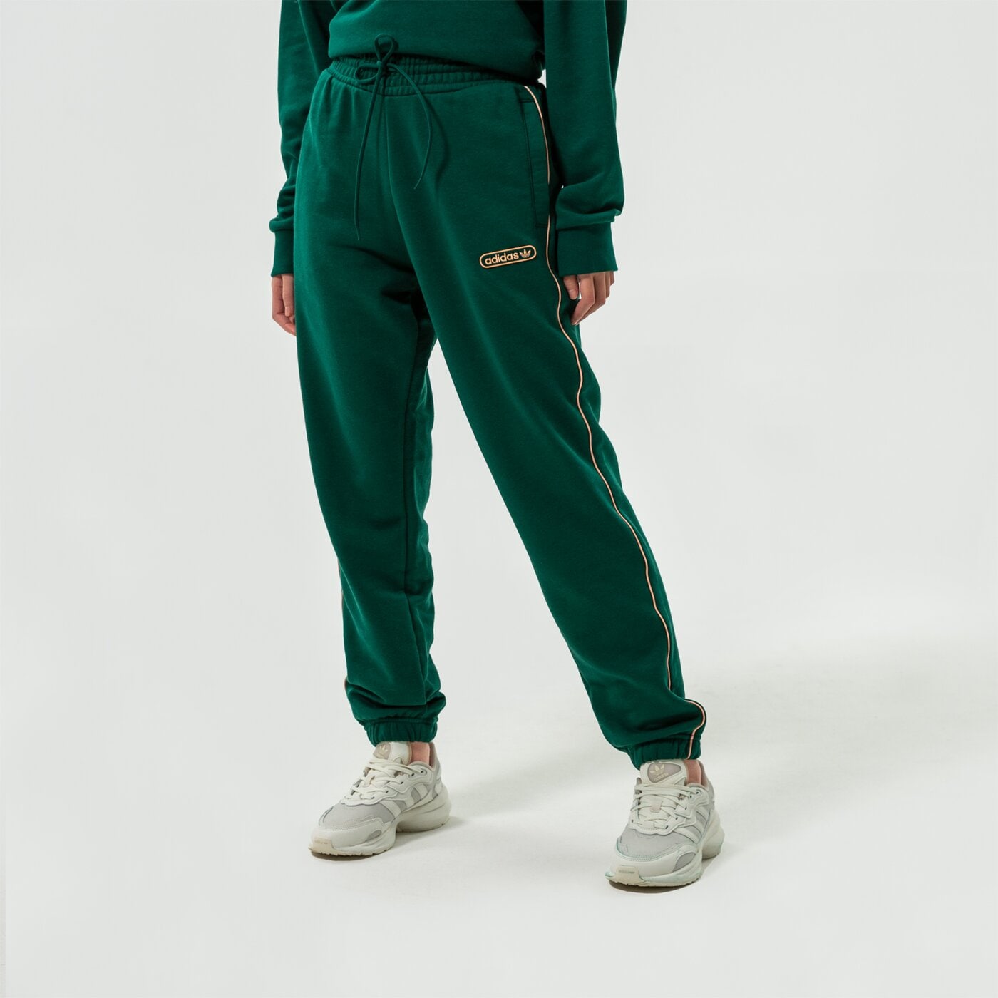 Дамски панталони ADIDAS ПАНТАЛОНИ SWEAT PANTS hl0032 цвят зелен