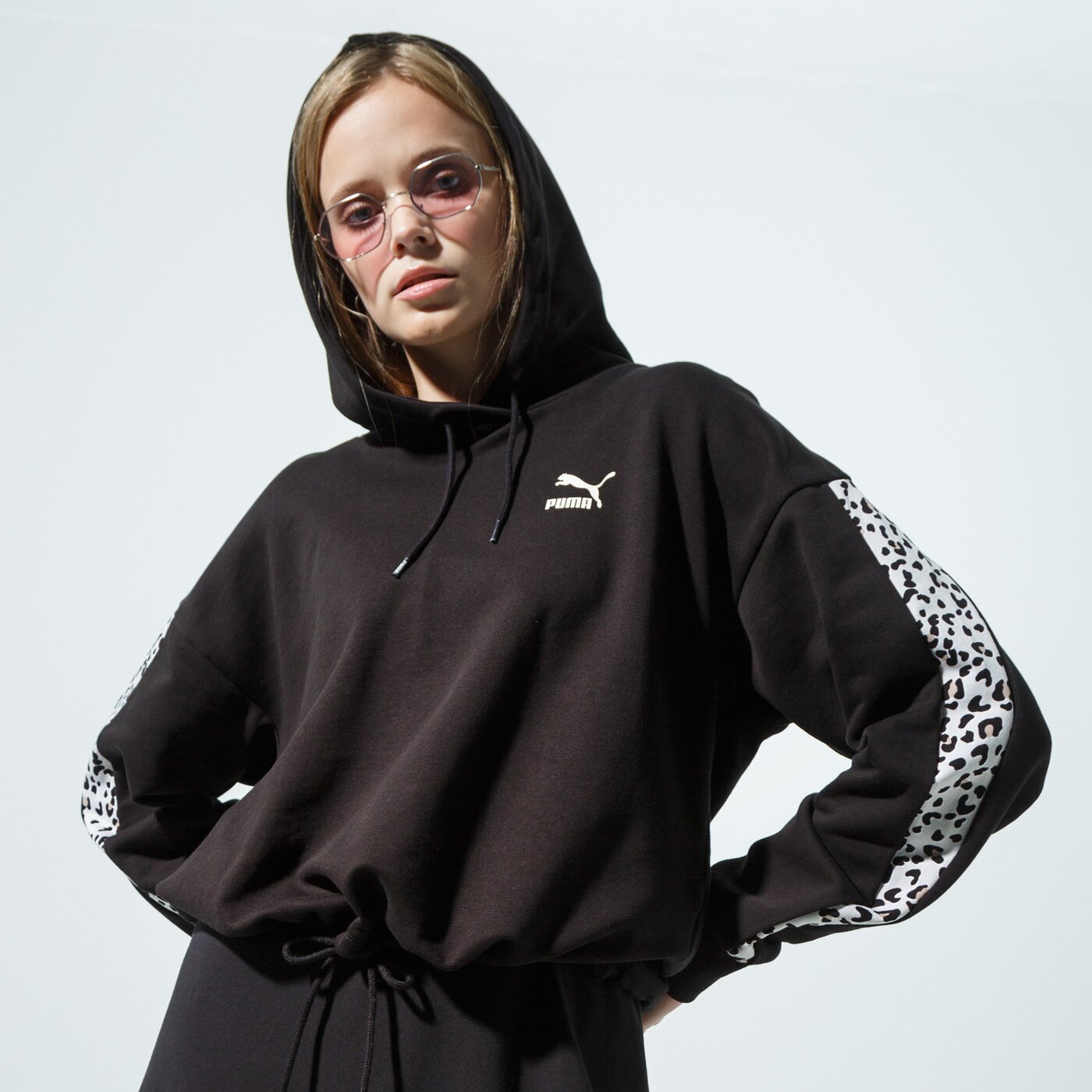 Дамски суичър PUMA СУИТЧЪР С КАЧУЛКА CLASSICS CROPPED HOODY AOP 59874951 цвят многоцветен