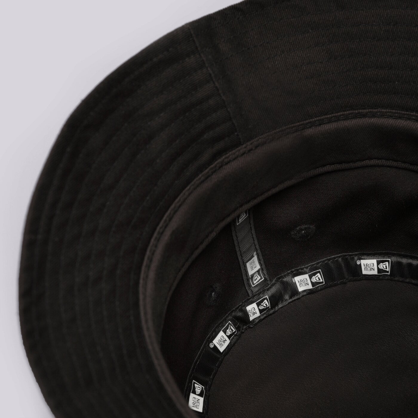 NEW ERA ИДИОТКА NE ESSENTIAL BUCKET BLK NEW ERA BLK 60137422 цвят черен