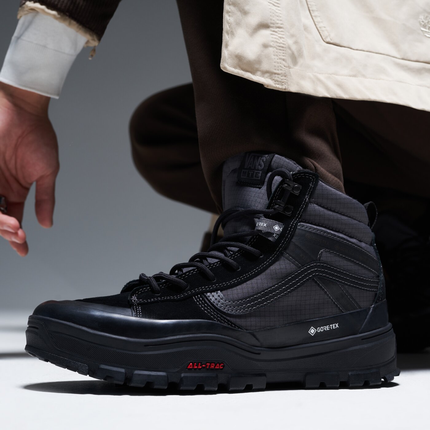 Мъжки зимни обувки VANS MTE SK8-HI GORE-TEX INSULATED vn000darbka1 цвят черен