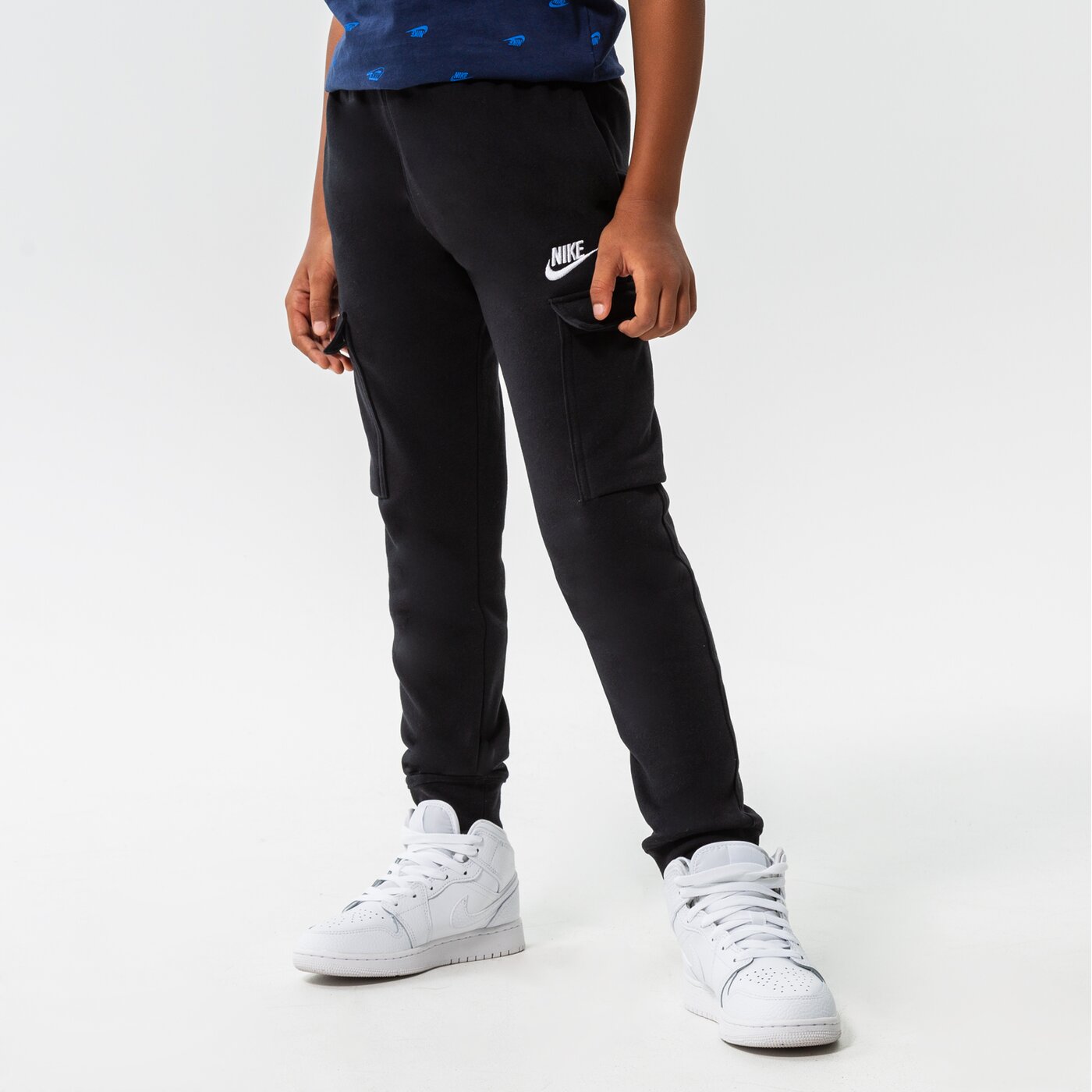 Детски панталони NIKE CLUB FLEECE CARGO JOGGERS JUNIOR BOY cq4298-010 цвят черен