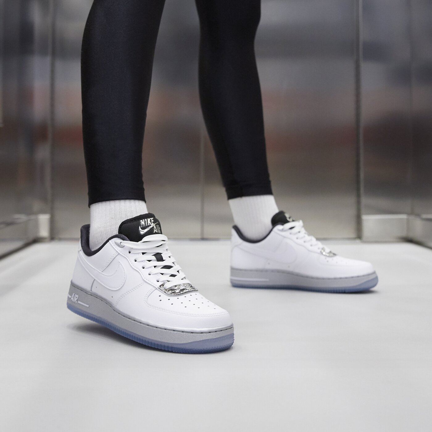 Дамски маратонки NIKE WMNS AIR FORCE 1 '07 SE dx6764-100 цвят бял
