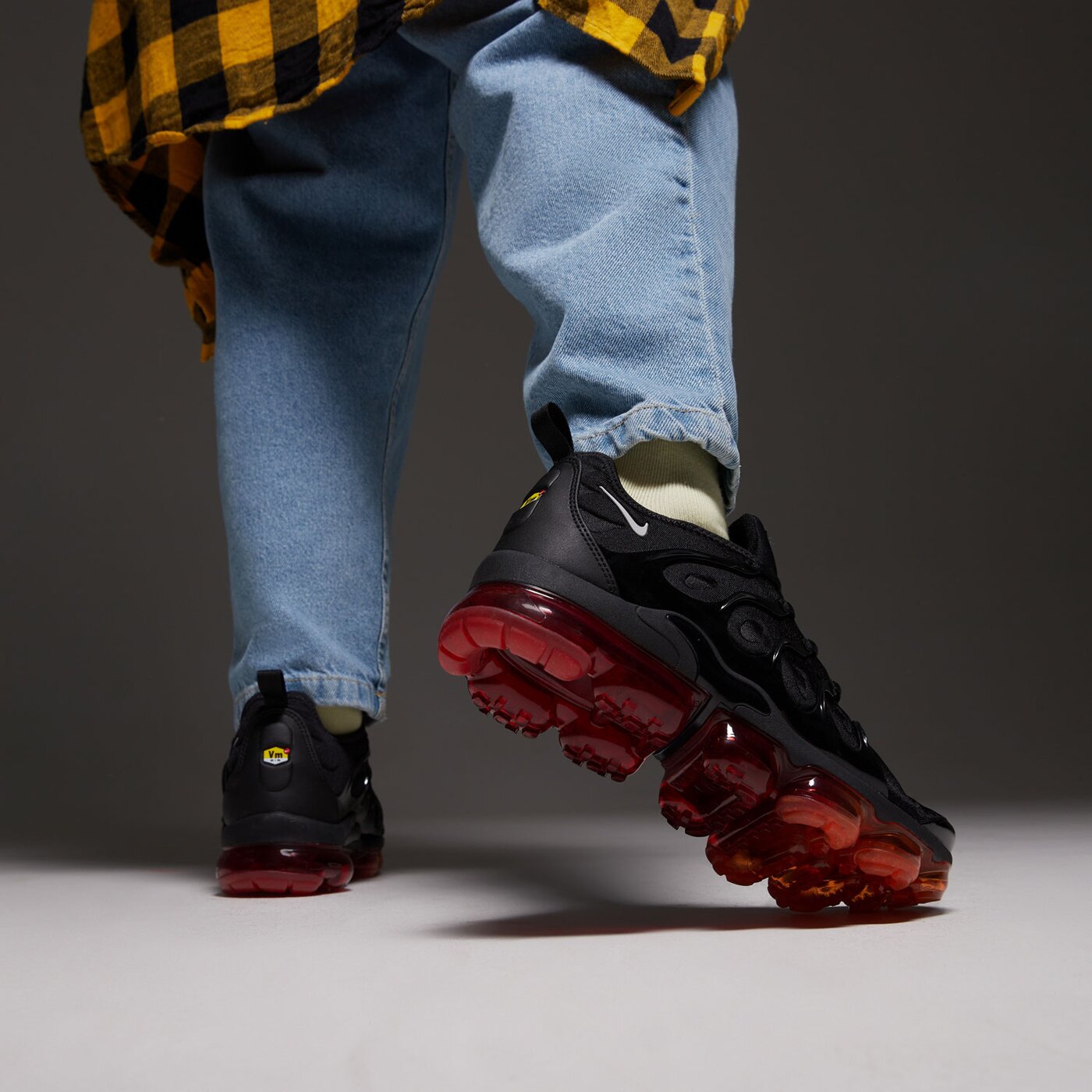 Мъжки маратонки NIKE AIR VAPORMAX PLUS cv1645-001 цвят черен