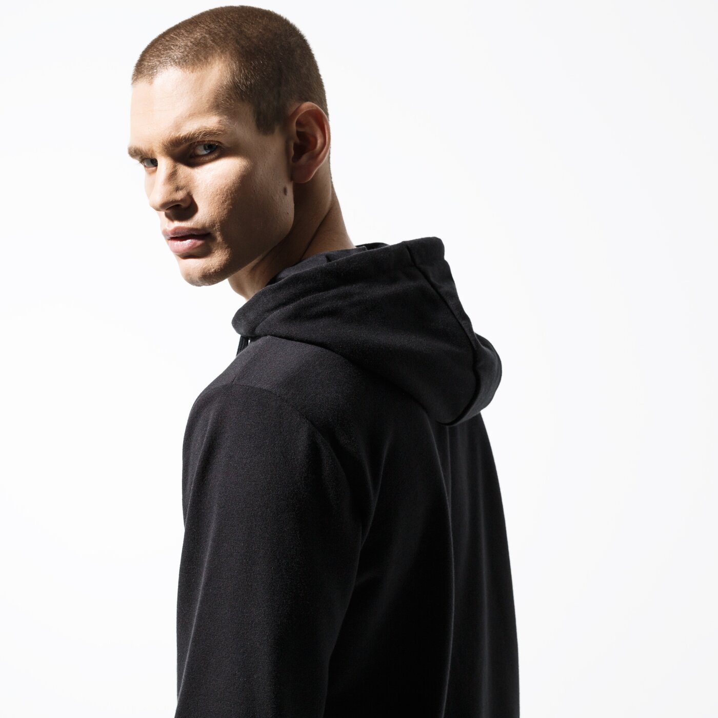 Мъжки суичър CONFRONT СУИТЧЪР С КАЧУЛКА CITY BLK HOODY  cf39blm36001 цвят черен