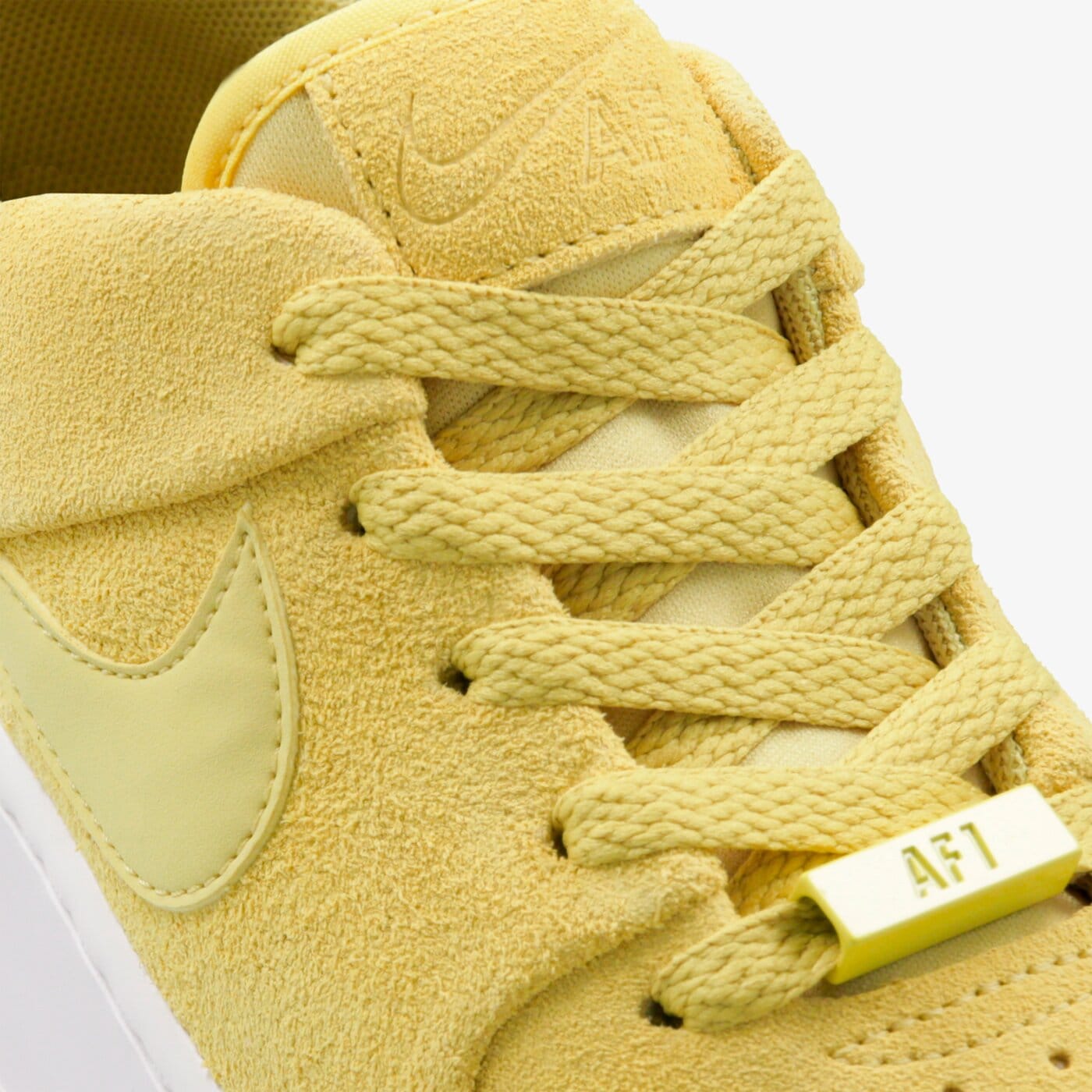 Дамски маратонки NIKE W AIR FORCE 1 SAGE LOW ar5339-300 цвят жълт