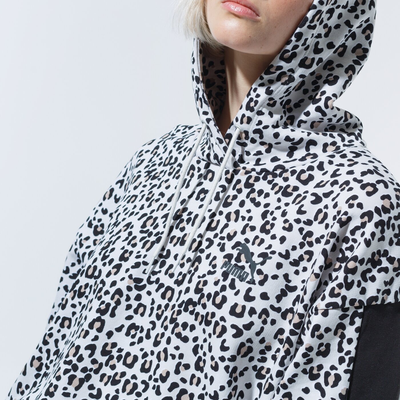 Дамски суичър PUMA СУИТЧЪР С КАЧУЛКА CLASSICS CROPPED HOODY AOP 59874999 цвят черен