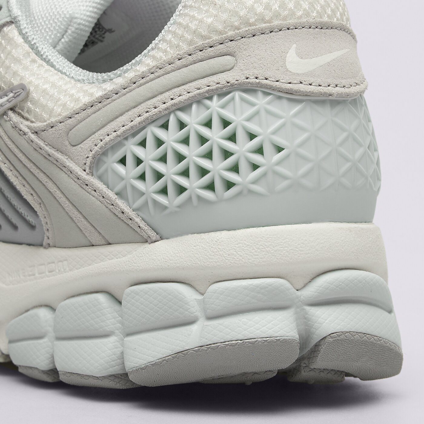 Дамски маратонки NIKE W ZOOM VOMERO 5 hq0458-001 цвят сив