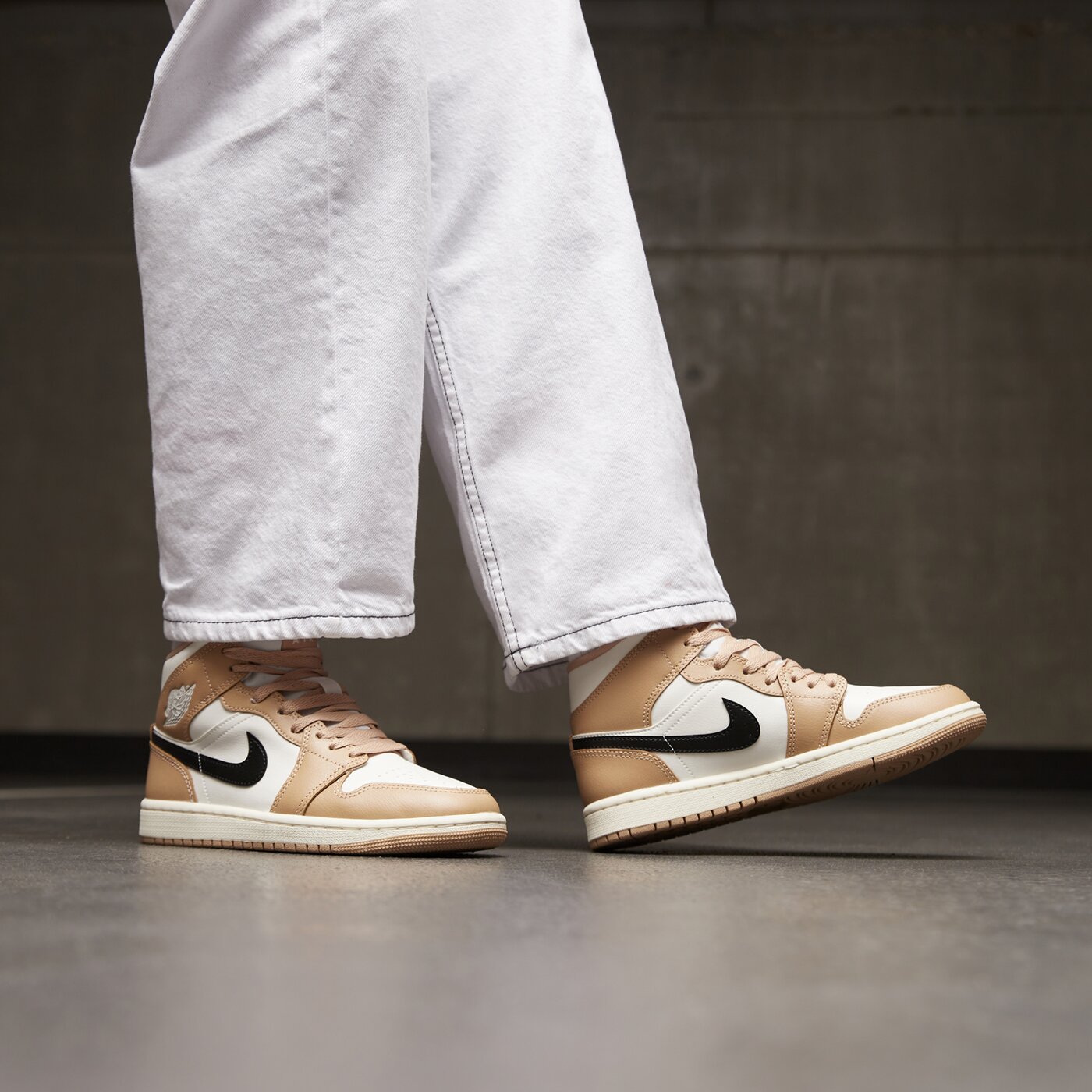 Дамски маратонки WMNS AIR JORDAN 1 MID bq6472-103 цвят кафяв