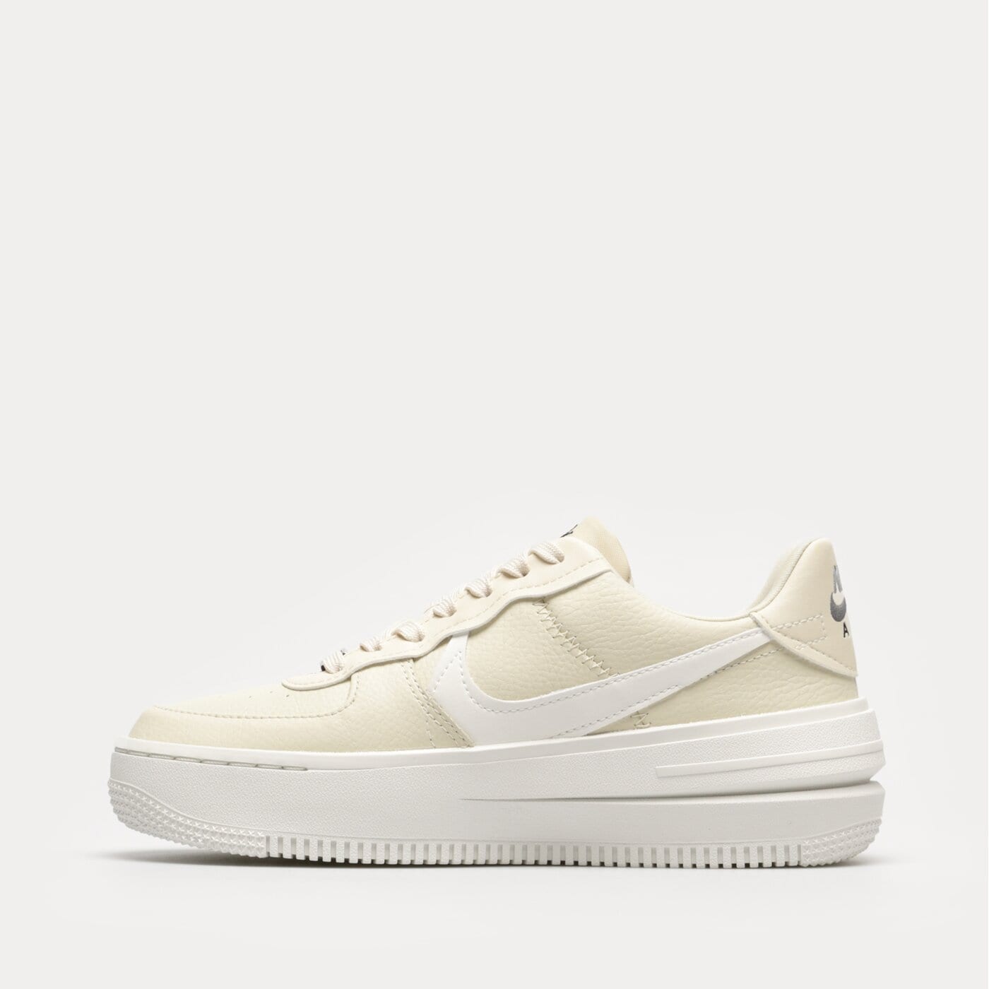 Дамски маратонки NIKE AIR FORCE 1 PLT.AF.ORM dj9946-200 цвят кремав