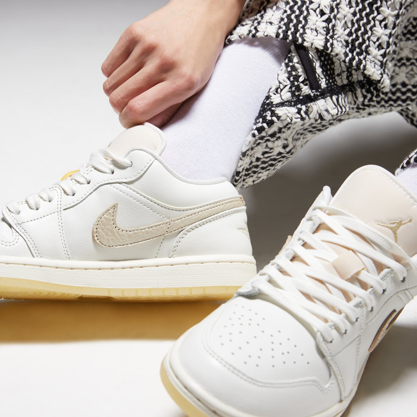 Дамски маратонки WMNS AIR JORDAN 1 LOW SE V2 hv5157-100 цвят бежов