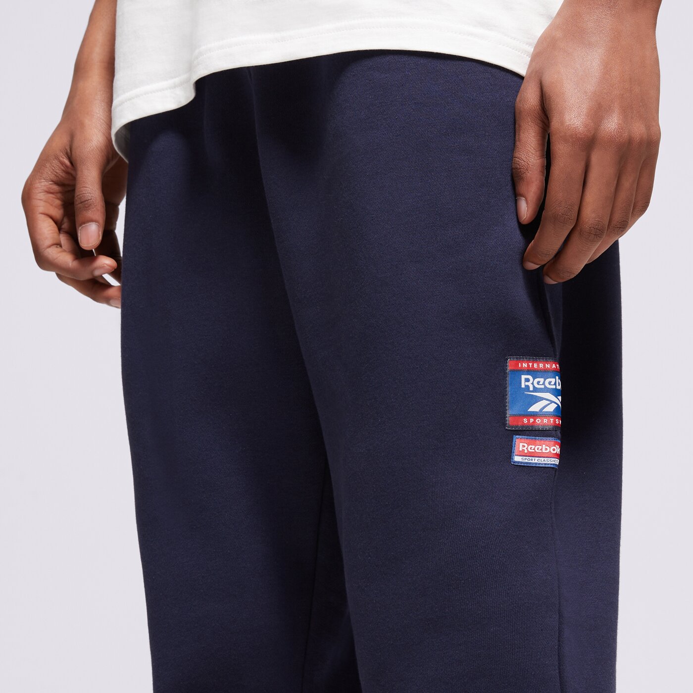 Мъжки панталони REEBOK ПАНТАЛОНИ RI BADGE 100205446 цвят тъмносин