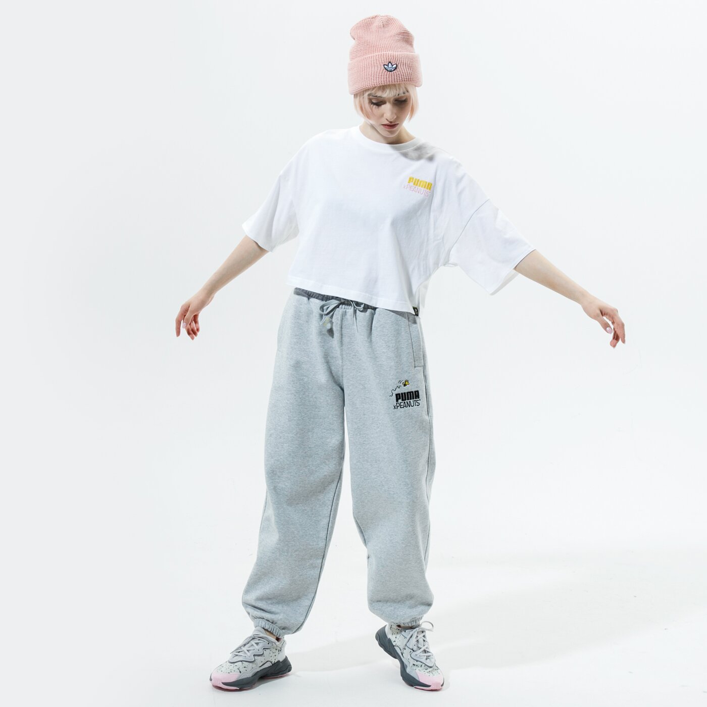 Дамски панталони PUMA ПАНТАЛОНИ PUMA X PEANUTS W SWEATPANTS 53116004 цвят сив