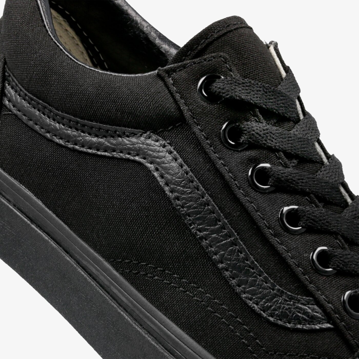 Дамски маратонки VANS OLD SKOOL  vn000d3hbka1 цвят черен