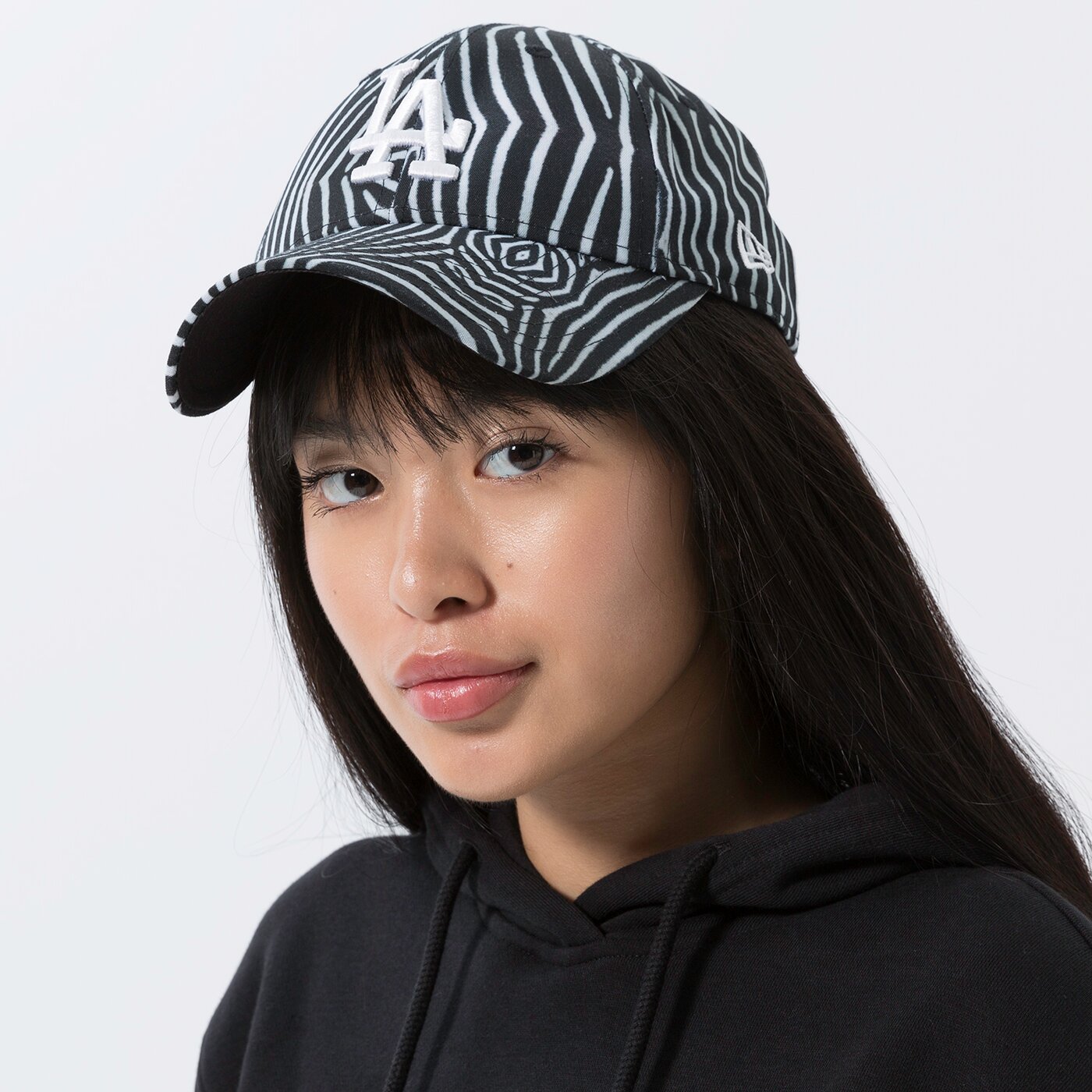 Дамска шапка с козирка NEW ERA ШАПКА WMNS ANIMAL PRINT 940 ZEBRA LOS ANGELES DODGER 60240402 цвят черен