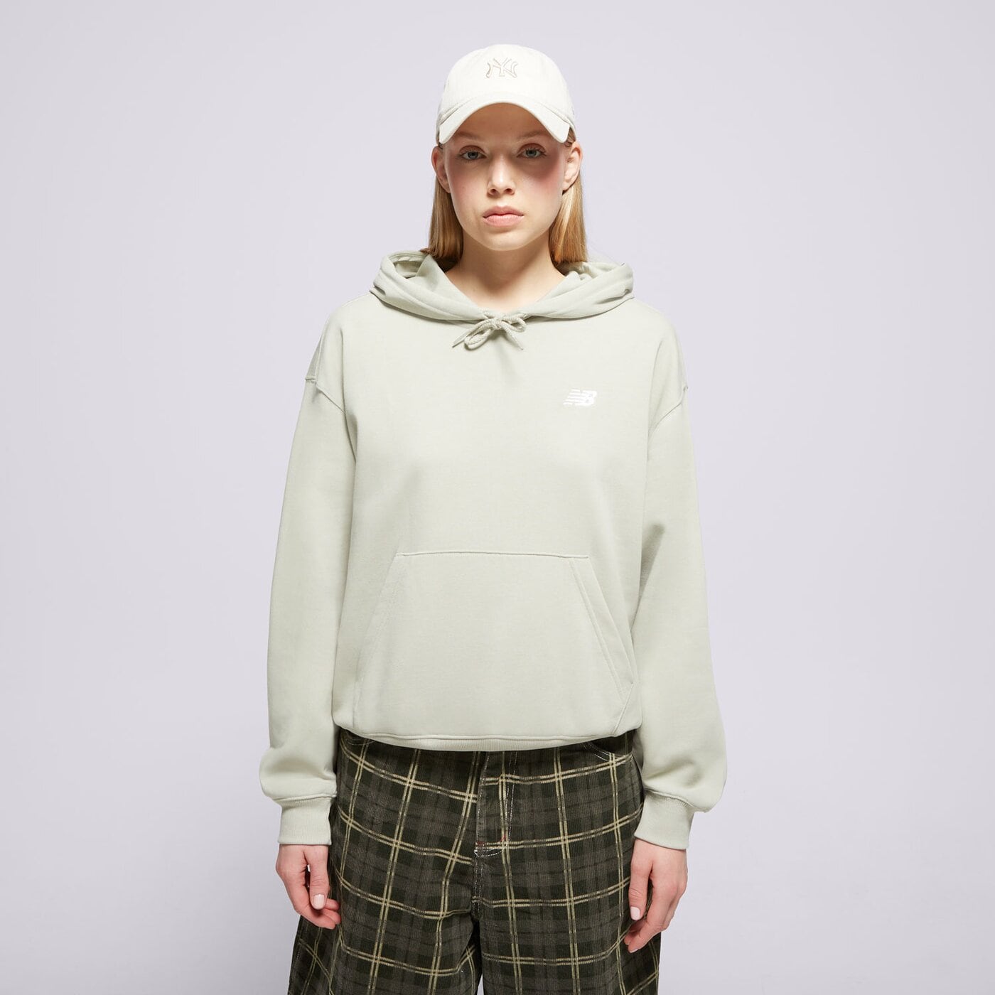 Дамски суичър NEW BALANCE СУИТЧЪР С КАЧУЛКА SPORT ESSENTIALS wt41507ovn цвят зелен