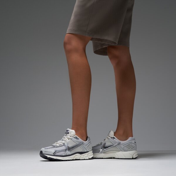 Дамски маратонки NIKE W ZOOM VOMERO 5 NA fd0884-025 цвят сив