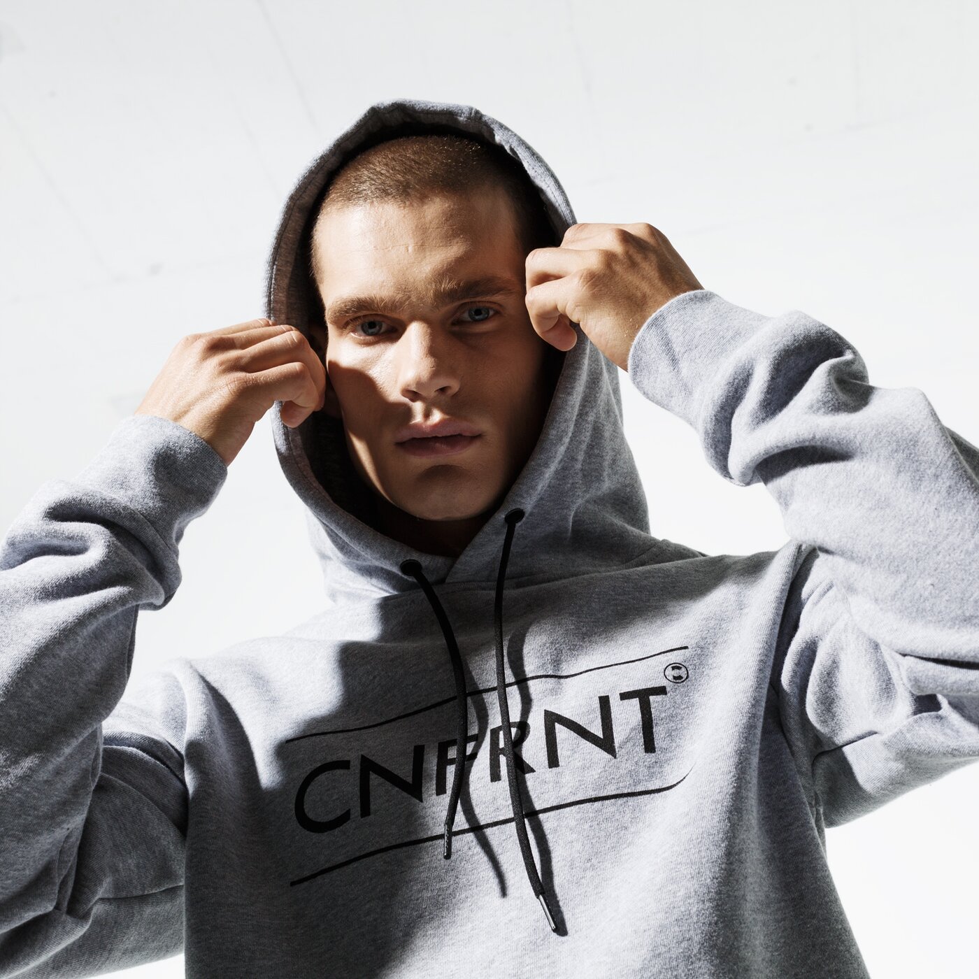 Мъжки суичър CONFRONT СУИТЧЪР ESSENTIAL GRY HOODY  cf39blm38004 цвят сив
