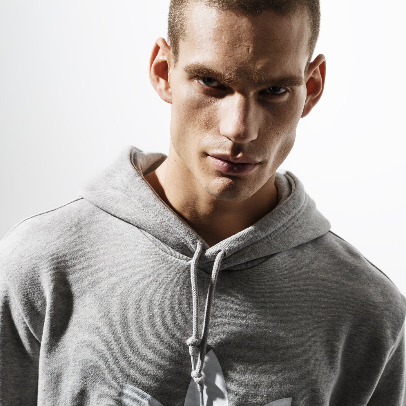 Мъжки суичър ADIDAS СУИТЧЪР С КАЧУЛКА TREFOIL HOODIE ADICOLOR dt7963 цвят сив