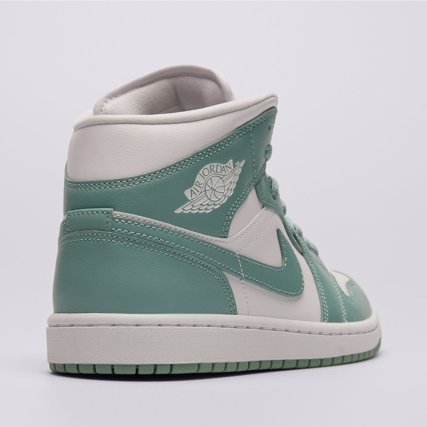 Дамски маратонки WMNS AIR JORDAN 1 MID bq6472-138 цвят бял