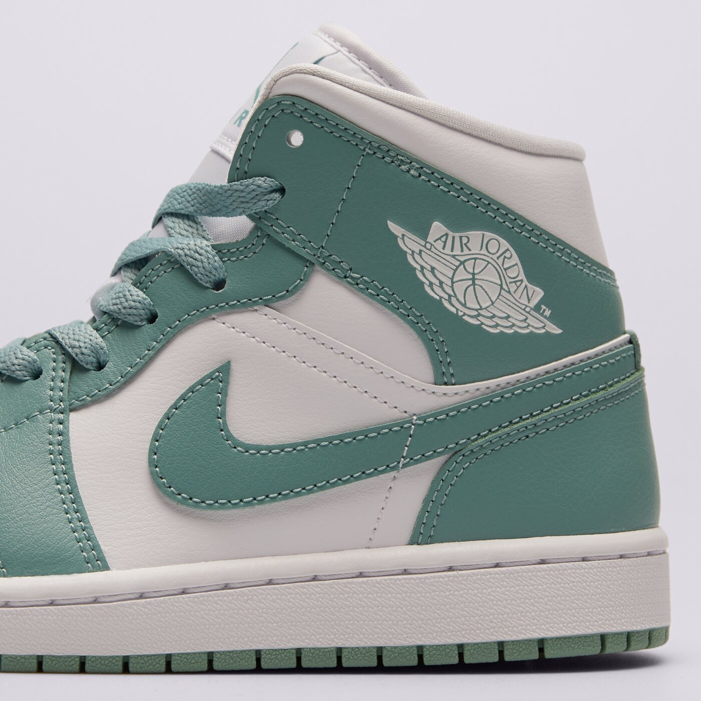 Дамски маратонки WMNS AIR JORDAN 1 MID bq6472-138 цвят бял