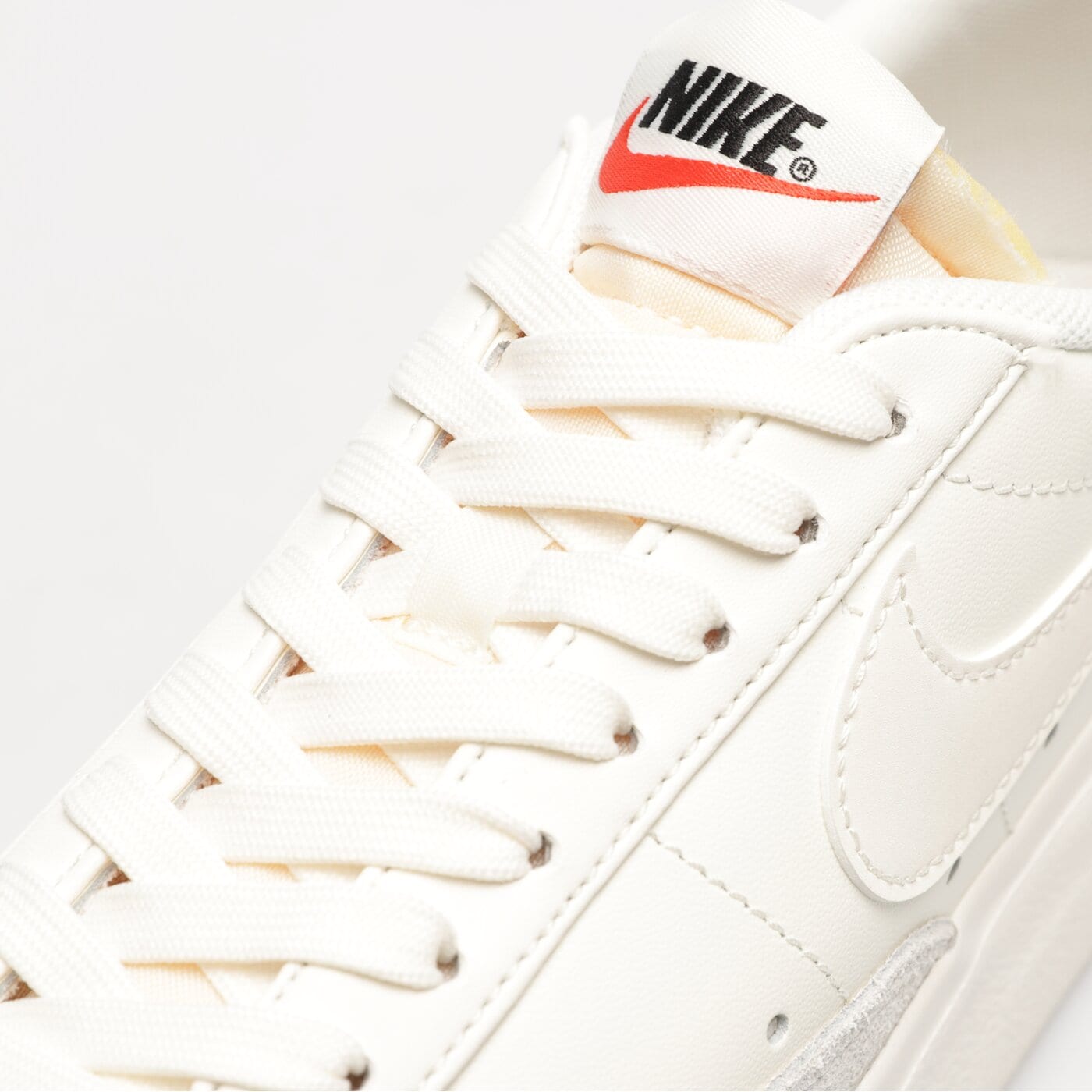 Дамски маратонки NIKE BLAZER LOW PLATFORM dj0292-105 цвят бял