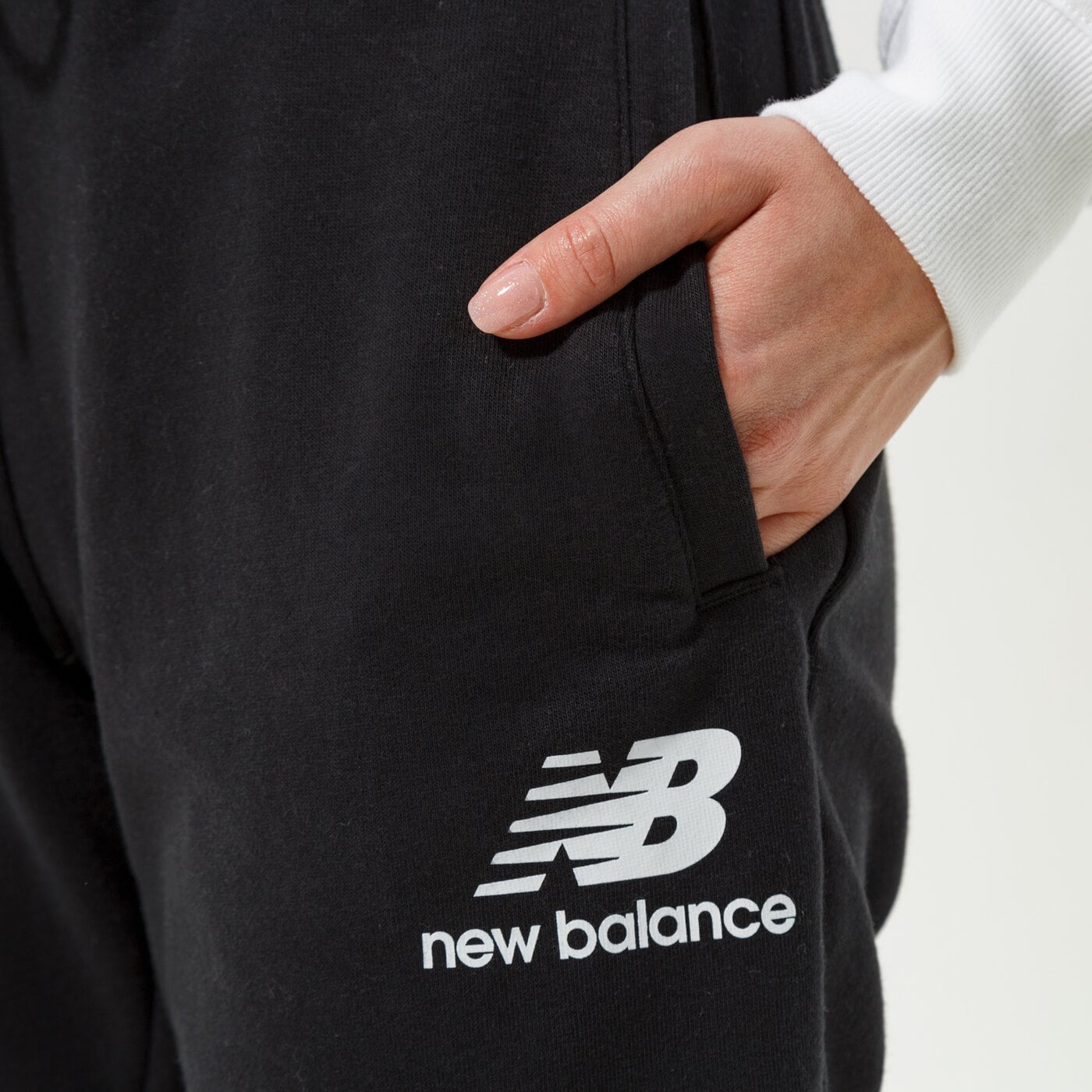 Дамски панталони NEW BALANCE ПАНТАЛОНИ NB ESSENTIALS FRENCH TERRY SWEATPANT wp03530bk цвят черен